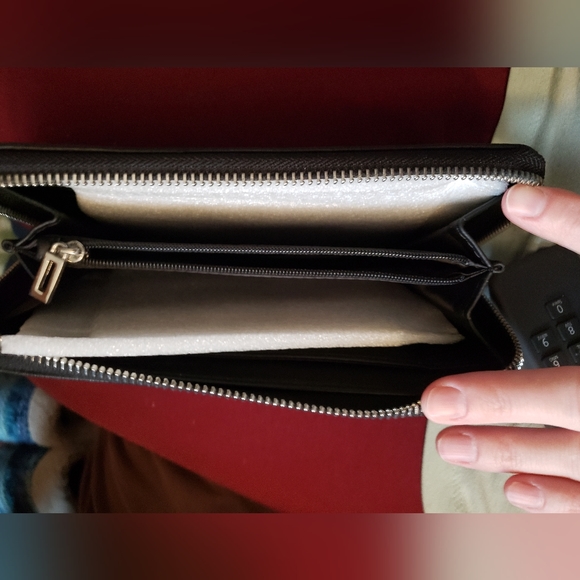 G by GUESS black Tully zip around wallet - Picture 8 of 14